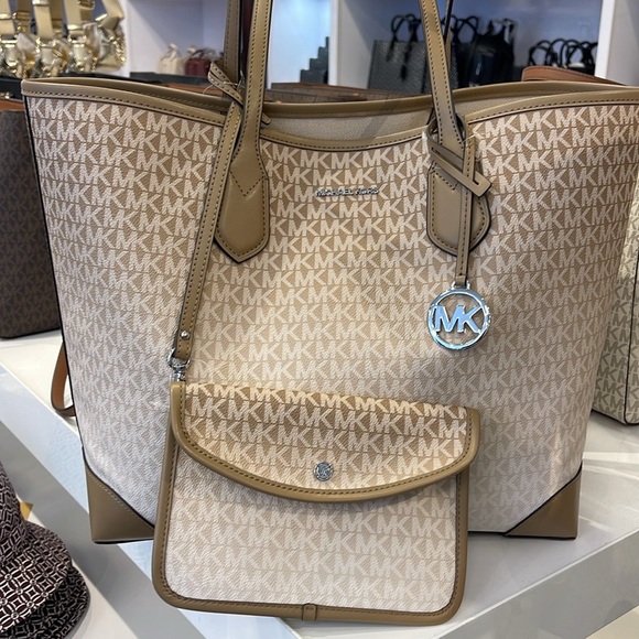 Michael Kors Eva Large Ombré Signature Logo Shoulder Tote Bag
Husk
NWT - Picture 16 of 16